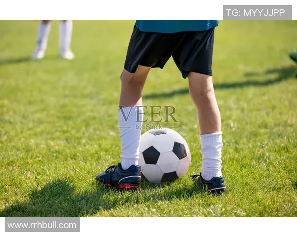 足球明星女运动员穿着时尚足球袜的精彩瞬间展示